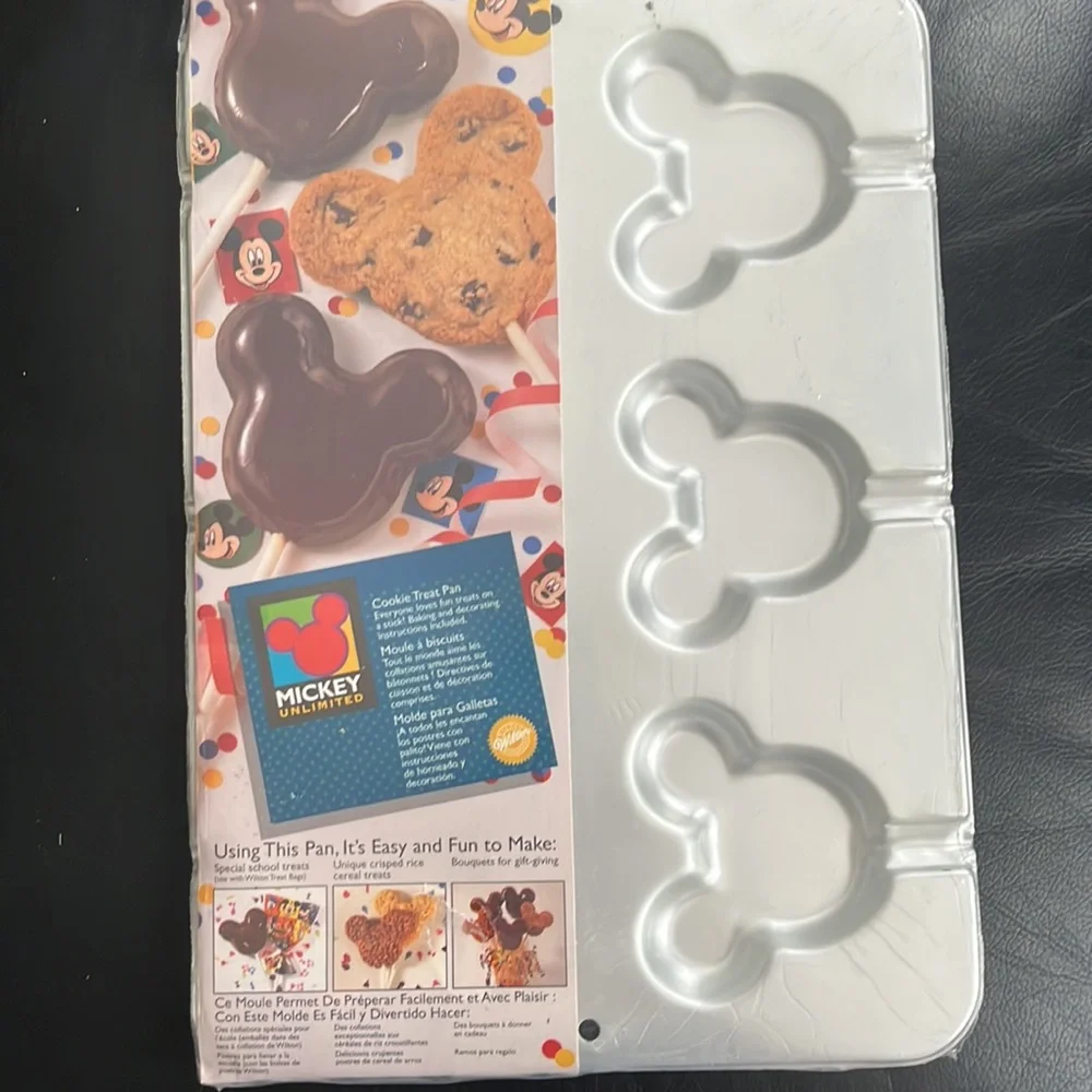 Mickey Mouse cookie treat pan by Wilton